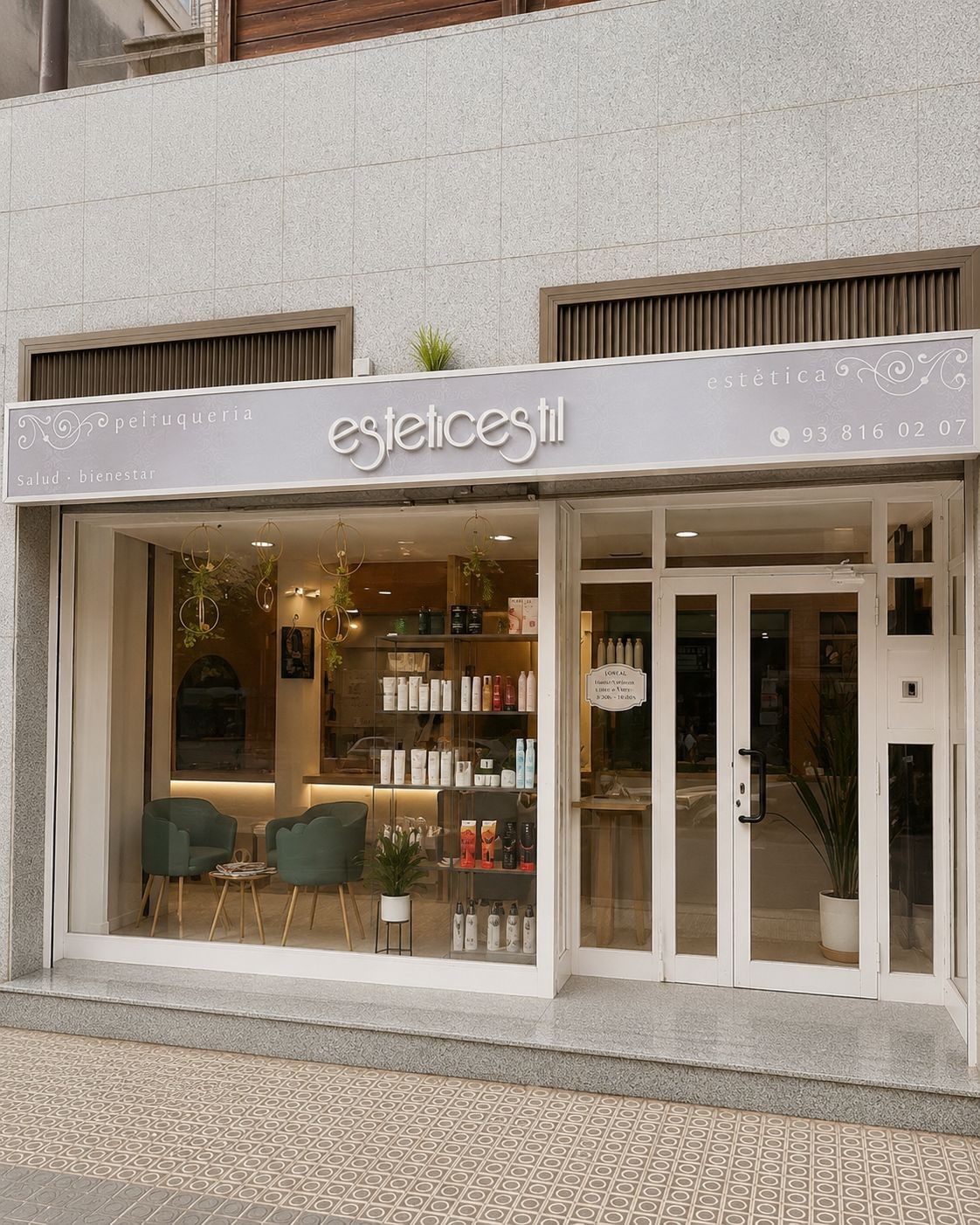 Fachada del salón en el Carrer d'Olèrdola, con el rótulo sobre el escaparate.
